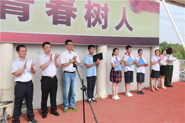 教育局领导参加开学典礼.JPG