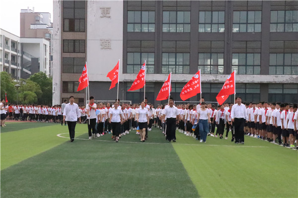 实验中学初一年级进场.JPG