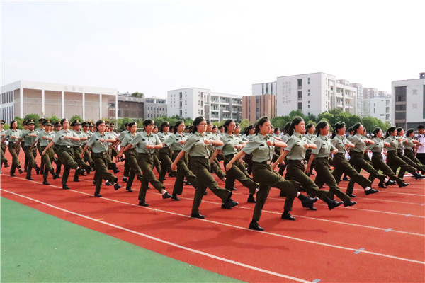 国防教育军训方阵整齐地步伐.JPG