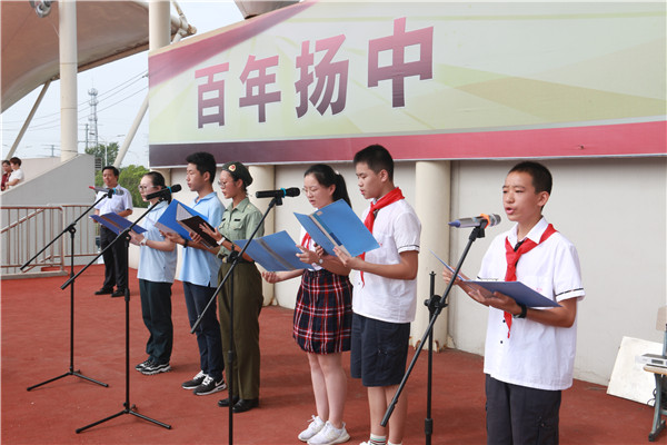 初一至高三年级学生代表诗歌朗诵.JPG