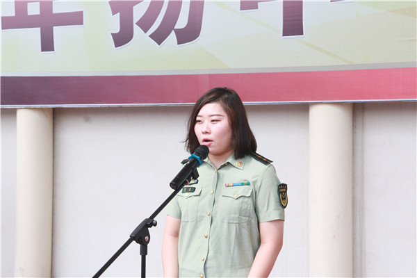开发区消防大队肖月参谋进行开学安全第一课的讲解.JPG