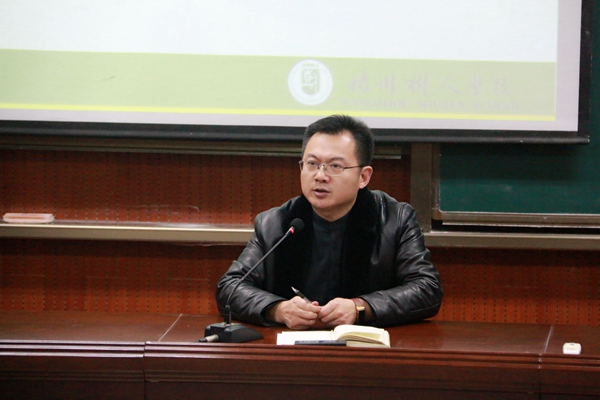 副校长崔伟提工作要求并勉励教师.jpg