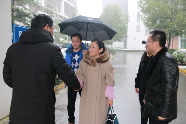 1校党委书记、校长陆建军，党委副书记、副校长崔伟热情迎接蒋霞萍女士一行.jpg