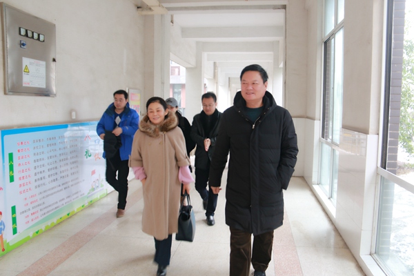 2蒋霞萍女士参观校园.jpg