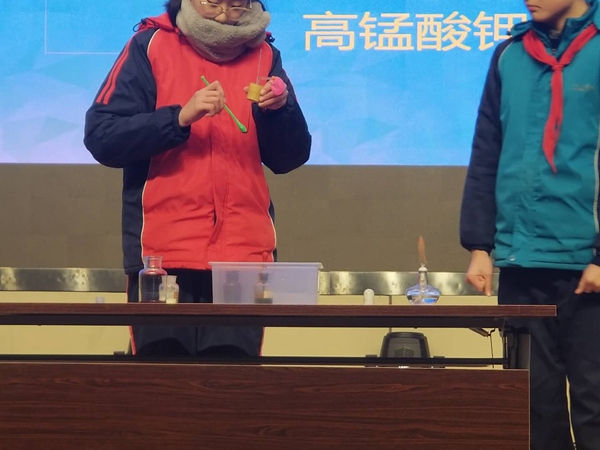 4.科学助理完成氧气制备装置.jpg