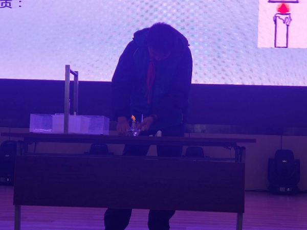 11科学助理氢气爆炸实验.jpg