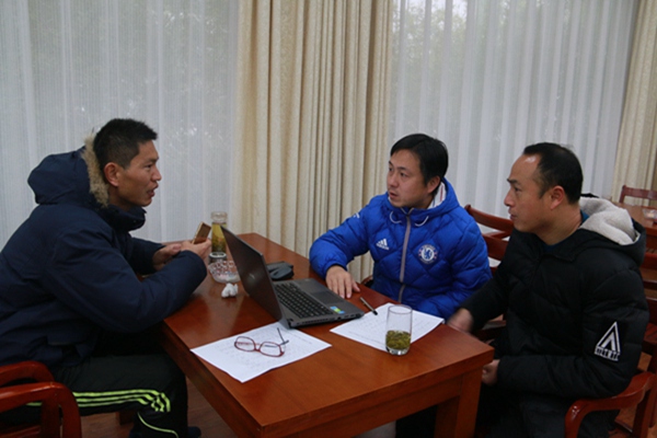 与教师交流1.jpg