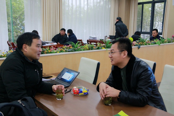 与校领导交流1.jpg