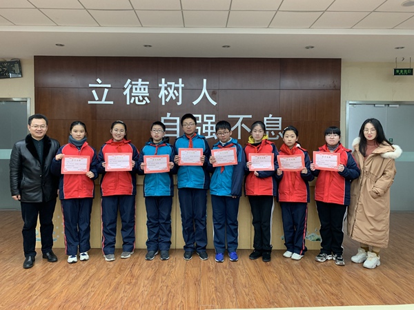 副校长崔伟、美术组曹青老师给最佳创意奖同学颁奖.jpg