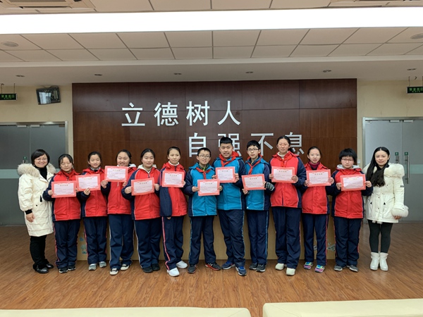 副校长童敏娟、美术组胡琰老师给最具潜质奖同学颁奖.jpg