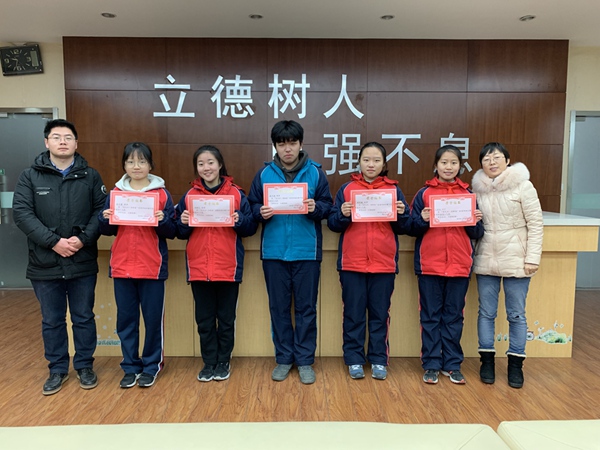 副校长殷翠云、美术组彭宝秋老师给最佳人气奖同学颁奖.jpg