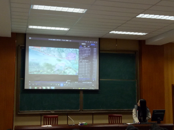 姜老师给学生看新媒体实例.jpg