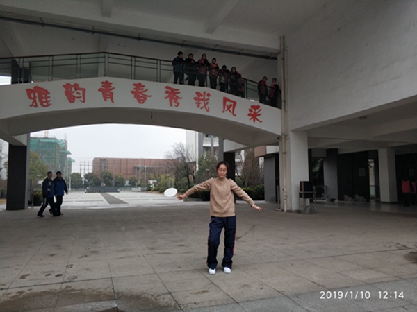 肖润祺同学表演的古典舞《烟花三月》.jpg