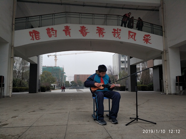 许越同学表演的尤克里里独奏.jpg