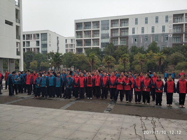 观看表演的同学们.jpg