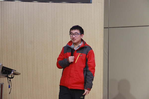 陆浩臻学长做演讲.jpg
