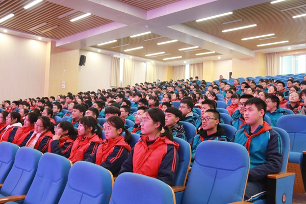 同学们认真参会.jpg