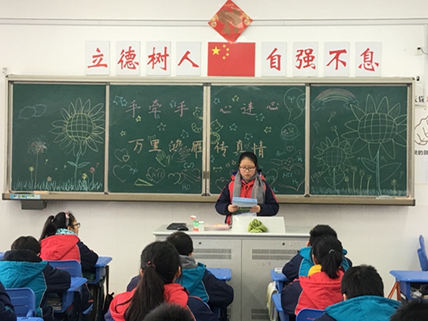 认真读来信.JPG