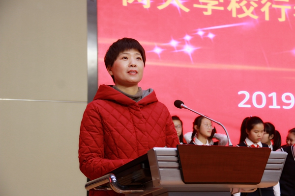 1学工处副主任潘金霞主持.jpg