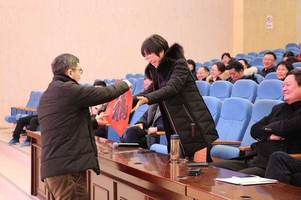 副校长殷翠云收到展示老师的“福”字.jpg
