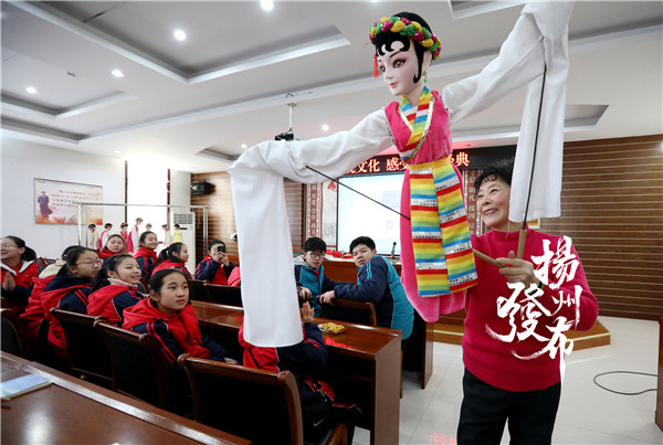 国家非遗扬州杖头木偶戏传承人：颜育老师.jpeg