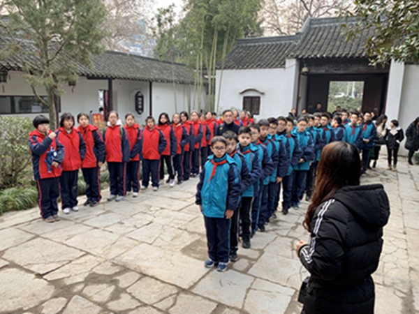 2.讲解员介绍史公祠.jpg