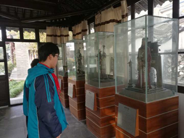 11.孩子们在瞻仰民族英雄.jpg