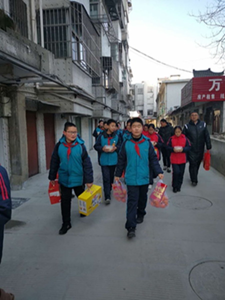 带着礼物看望孤寡老人！.JPG