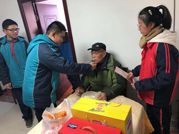 给老爷爷喂一口亲手包的饺子，看爷爷吃得多香！.JPG