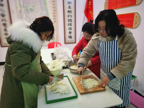 妈妈们在帮忙做饺子馅呢！.JPG