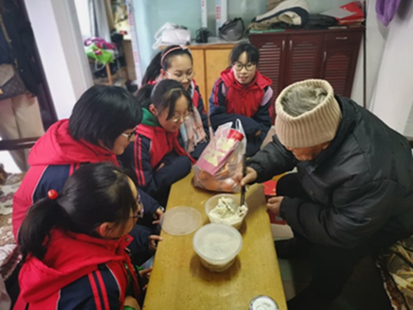 看爷爷吃饺子吃得多香！.JPG