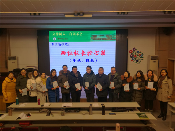 两位副校长向科研先锋小组成员授书1.jpg