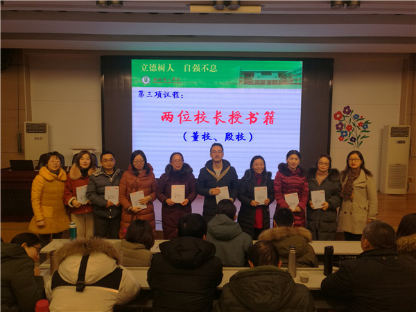 两位副校长向科研先锋小组成员授书2.jpg