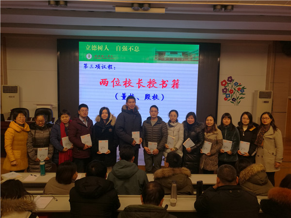 两位副校长向科研先锋小组成员授书3.jpg