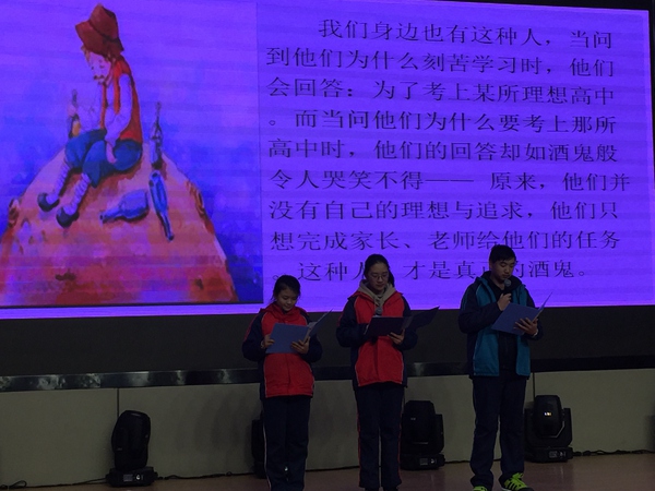 瞿吉逸 殷颜 方桌乙在汇报.JPG