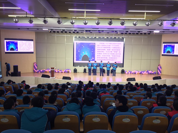 佘恺琦  冯瑞 徐瑞阳  杜知渔  谢润阳在展示.JPG
