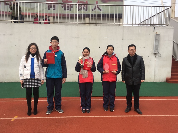 副校长崔伟为获奖同学颁奖.jpg