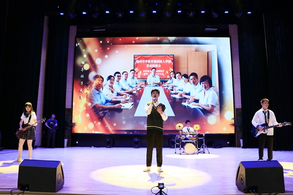 21乐队演唱《最美的太阳》.jpg