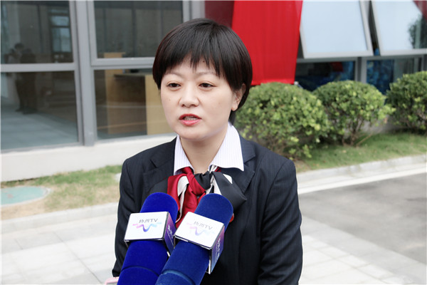 李梅老师接受采访.JPG