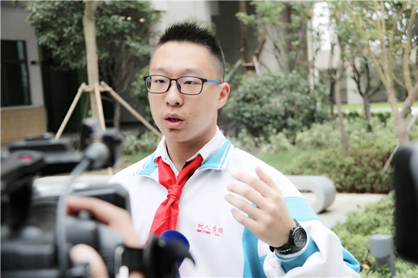 会徽设计者陈普申接受采访.JPG