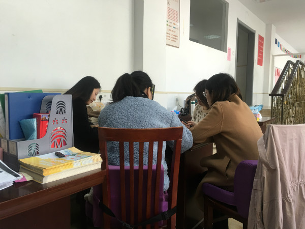 yingyuzulaoshizaijiaoyan.jpg
