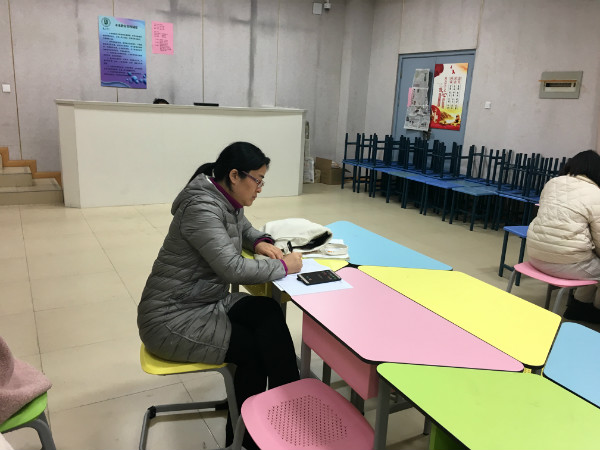 tupian5 jiangzhurenzaitingke1.jpg