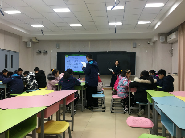 tupian1 xueshengjijihelaoshihudong1.jpg