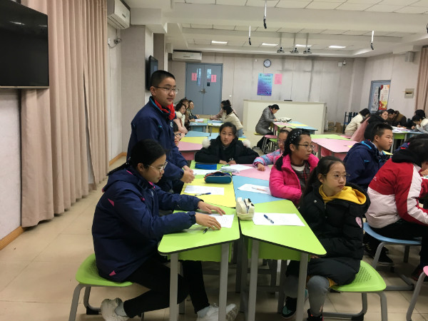 tupian1 xueshengjijihelaoshihudong5.jpg