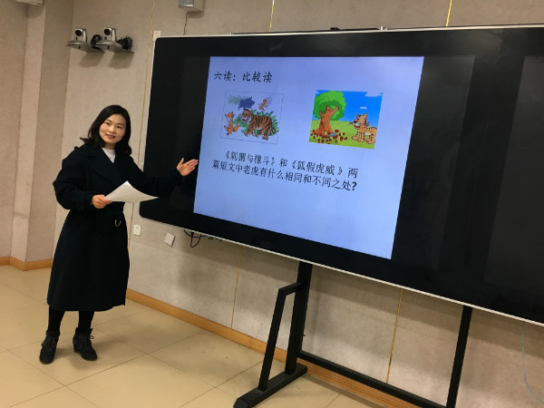 tupian7 zhenglaoshijiaoxueshengmenxuexi“bijiao”yuedudefangfa.jpg