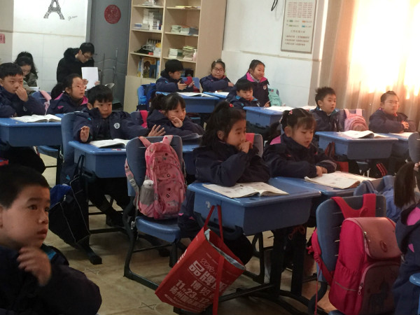 xueshengzairenzhentingjiang.jpg