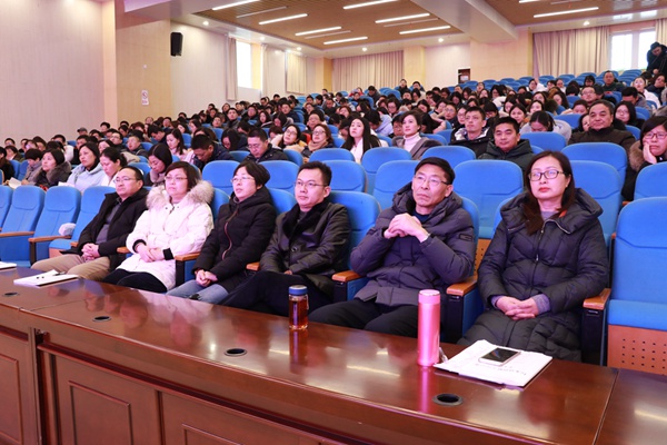 3全校教职工认真聆听1.jpg