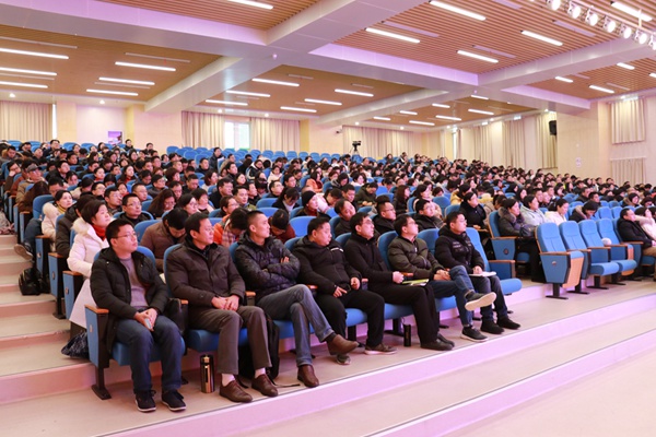 4全校教职工认真聆听2.jpg
