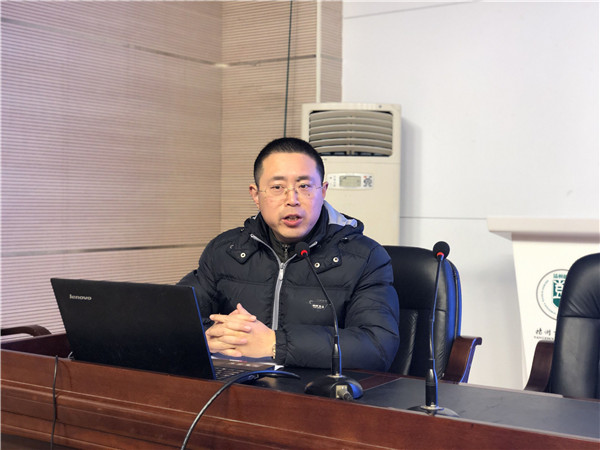 教务处副主任常松布置工作.jpg