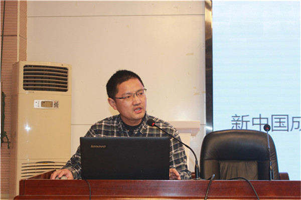 教务处主任助理卢生茂主持会议.jpg